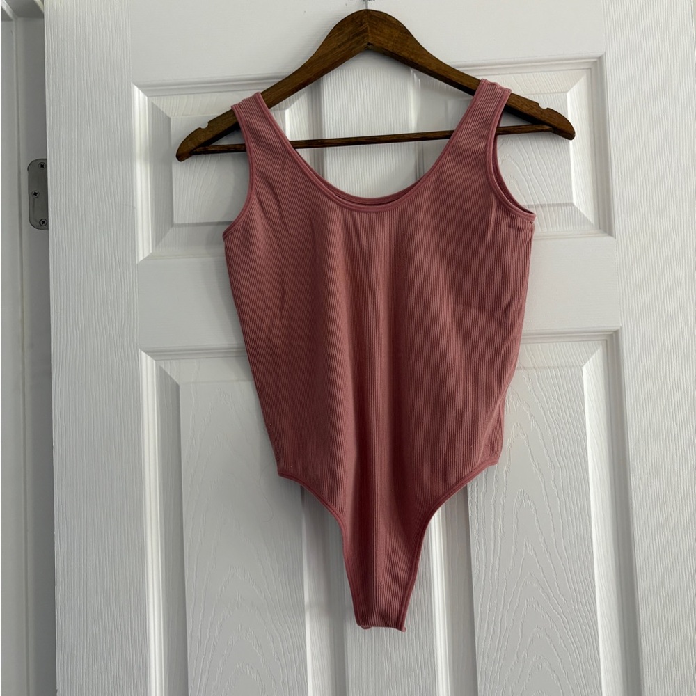 Women’s stretchy ribbed bodysuit in mauve